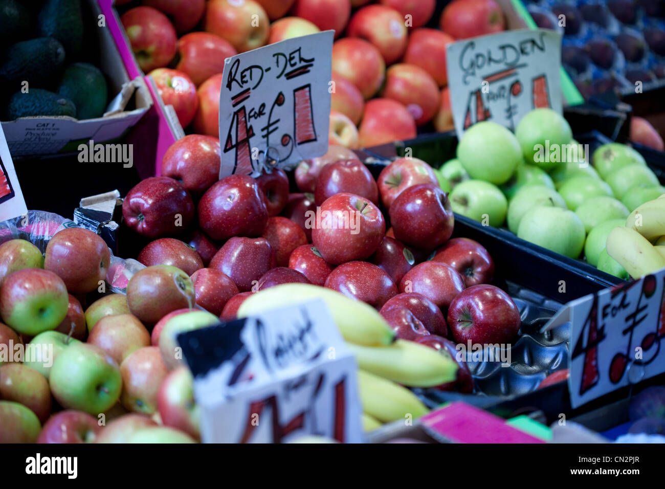 Frische Äpfel auf Marktstand zum Verkauf Stockfoto