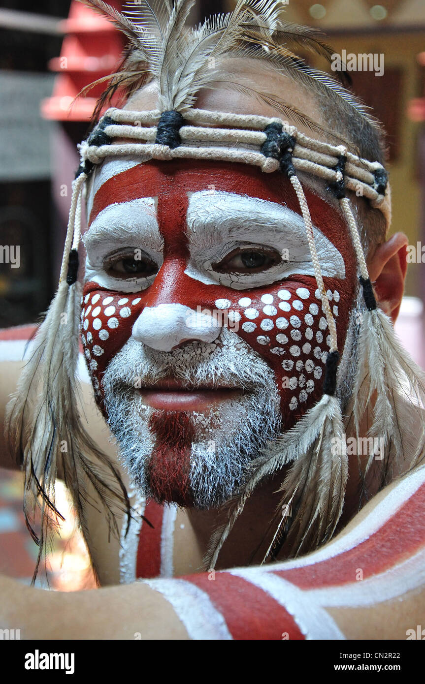 Aborigine-Tänzerin mit bemaltem Gesicht, Koomurri Aboriginal Centre, Echo Point, Katoomba, Blue Mountains, New South Wales, Australien Stockfoto