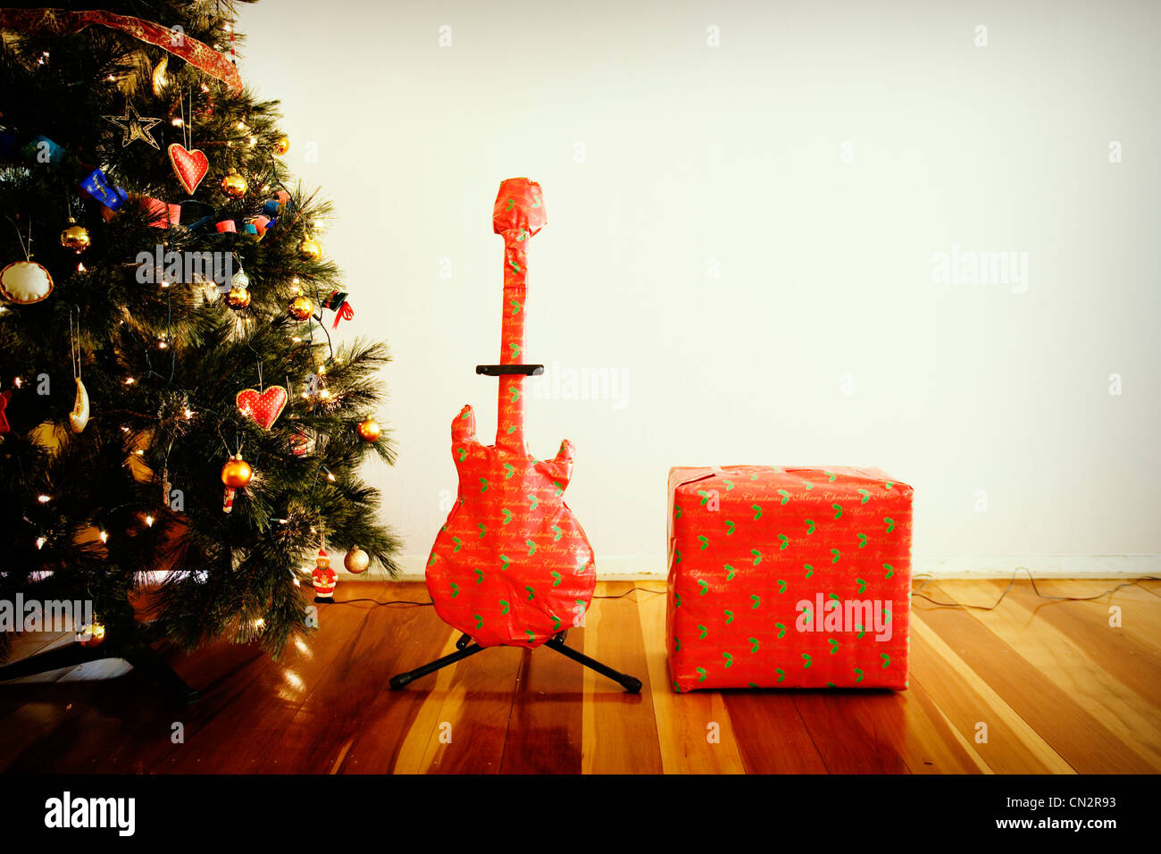 Gitarre und Amplfier Weihnachtsgeschenke mit Baum. Stockfoto
