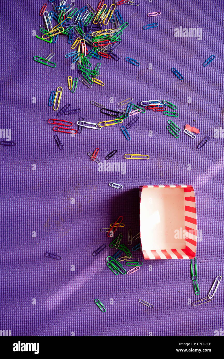 Büroklammern auf lila Teppich Stockfoto
