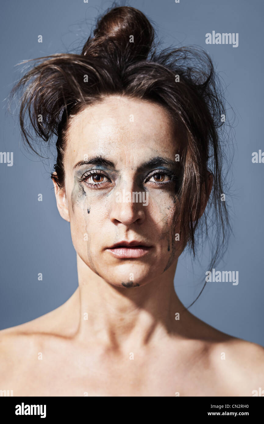 Porträt einer weinenden Frau mit liefen ihr Gesicht Make-up Stockfoto