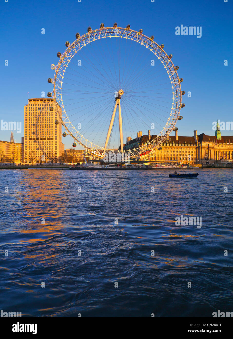 Das London Eye, Marriott County Hall und Shell HQ vom Westminster Pier Victoria Embankment bei Sonnenuntergang Westminster London England Großbritannien Stockfoto
