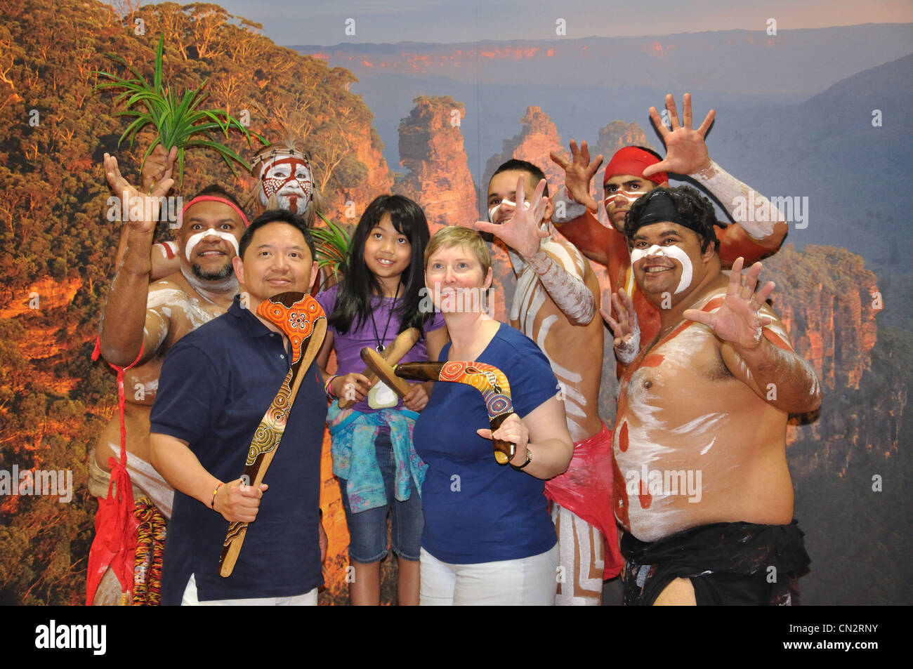 Aborigine-Tänzer mit Touristen am Koomurri Aboriginal Centre, Echo Point, Katoomba, Blue Mountains, New South Wales, Australien Stockfoto