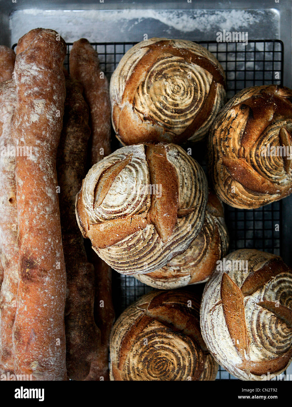 Frisches Brot und Baguette Stockfoto