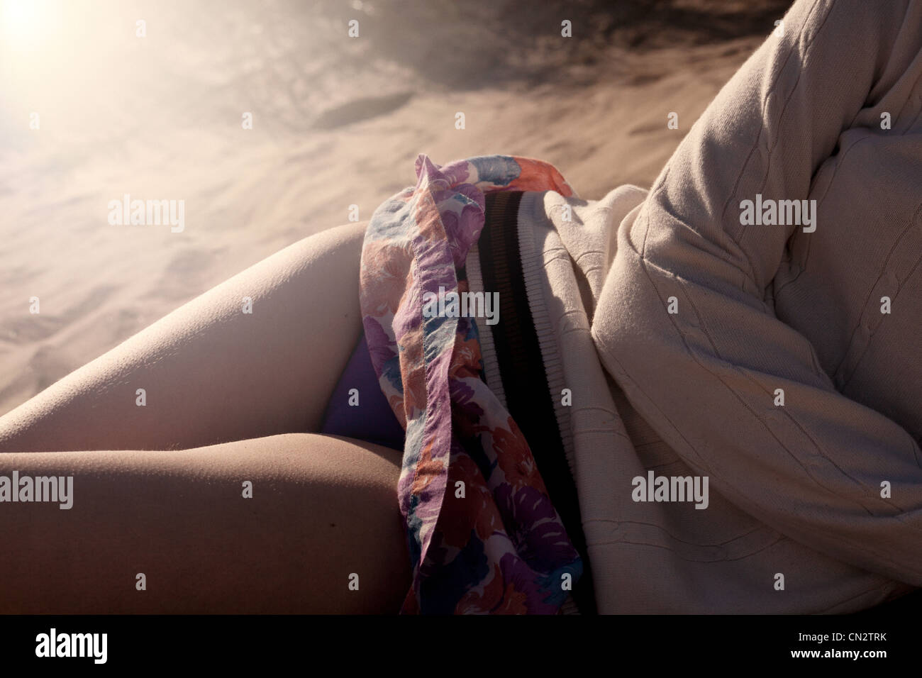 Junge Frau am Strand, liegen in der Nähe Erntegut Stockfoto