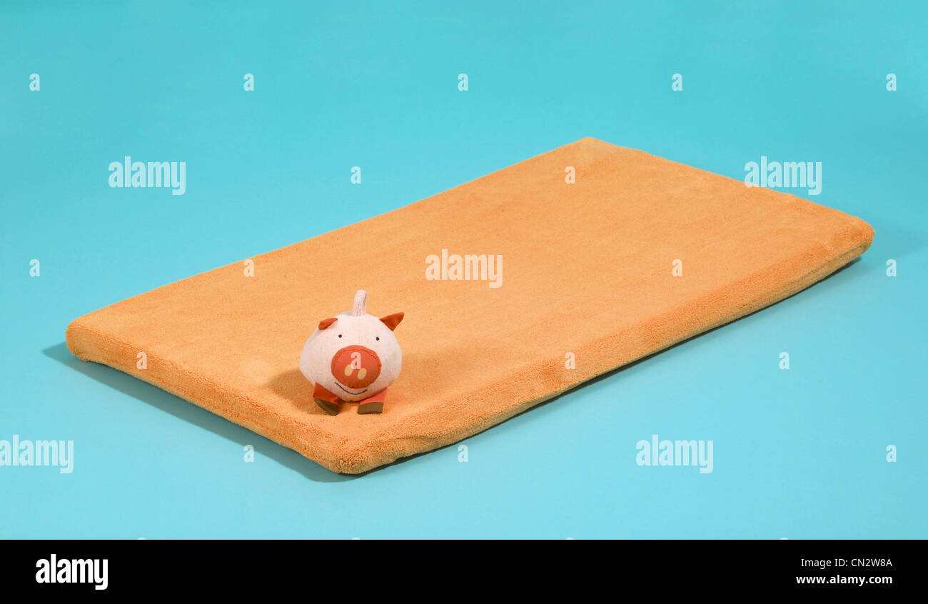 Fußmatte mit Spielzeug Schwein Stockfoto