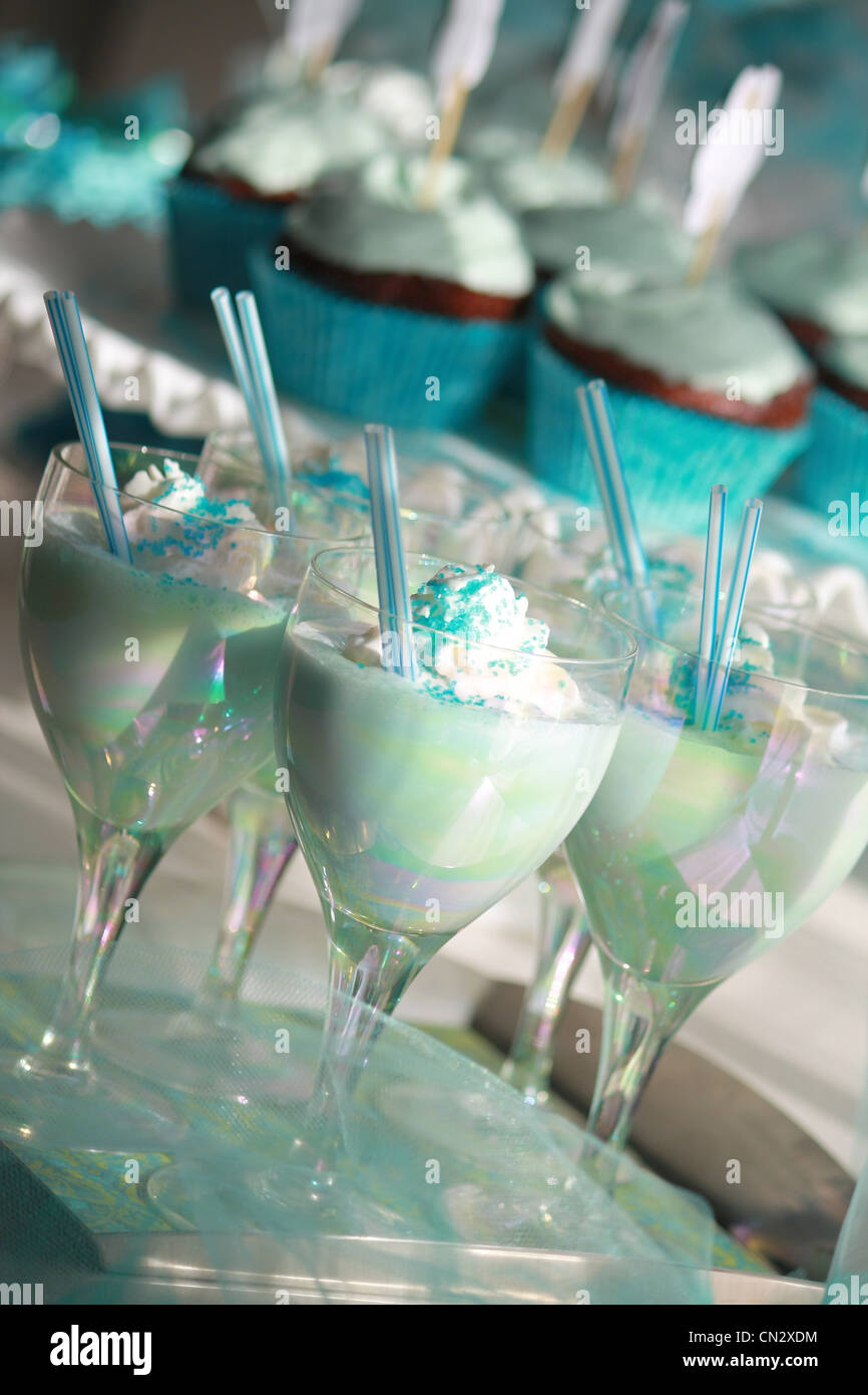 Blaue Milchshakes in Bechern für Kinder-Party Stockfoto