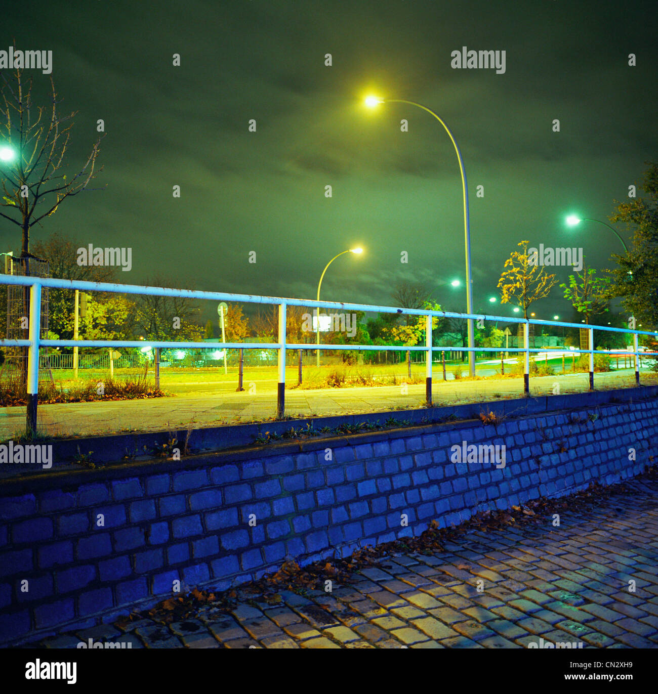 Laternenpfahl und Bridge bei Nacht Stockfoto