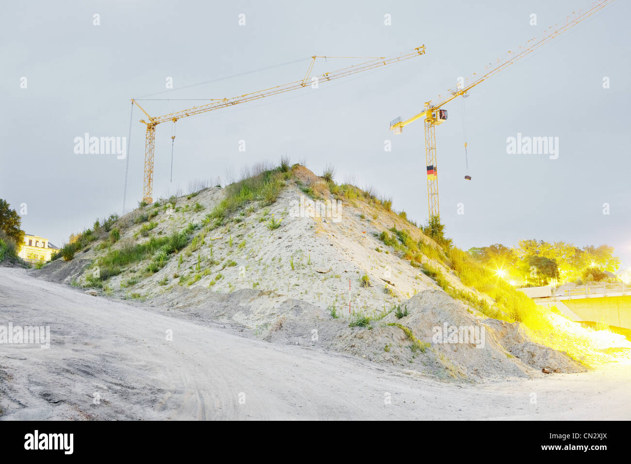 Krane auf Baustelle in der Nacht Stockfoto