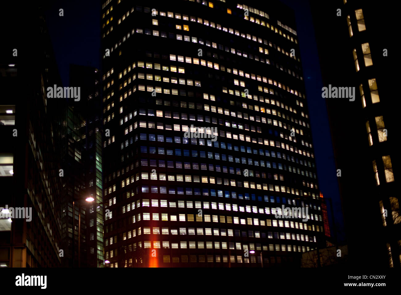 Wolkenkratzer in der Nacht, London, England Stockfoto