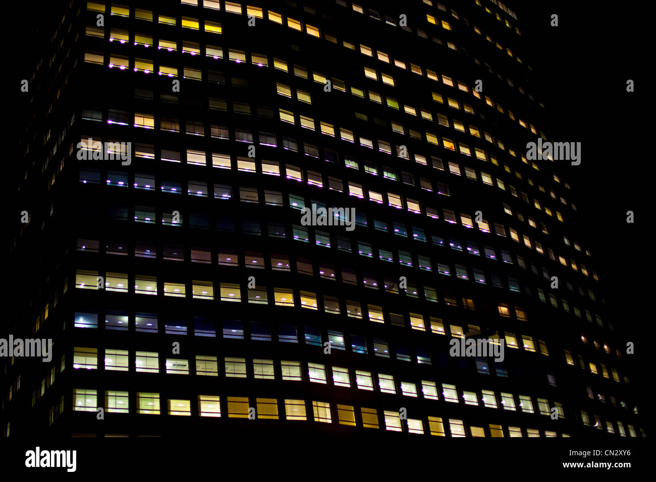 Wolkenkratzer in der Nacht, London, England Stockfoto