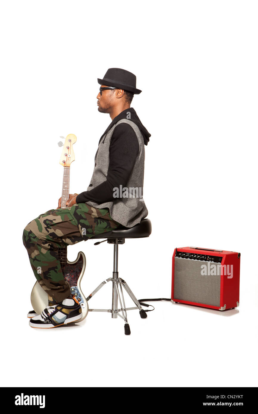 Mann sitzt auf einem Hocker mit e-Gitarre Stockfotografie - Alamy