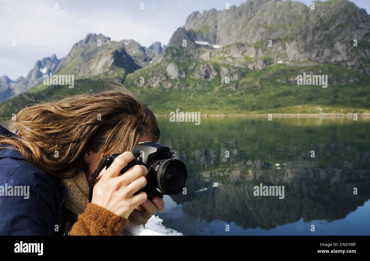 Frau mit dem Fotografieren in Berglandschaft Stockfoto