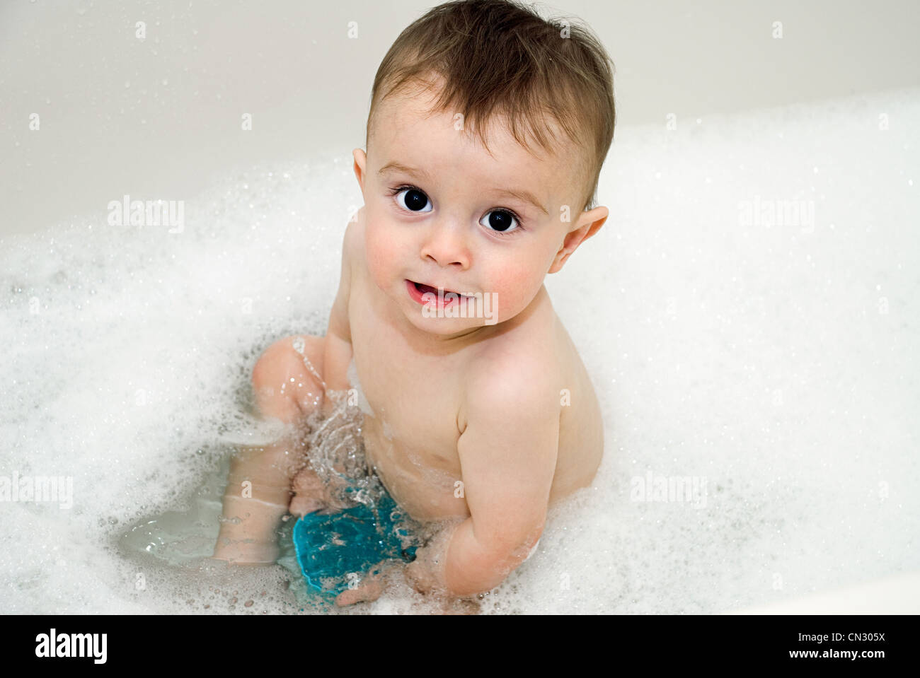 Baby Boy in Badewanne Stockfoto