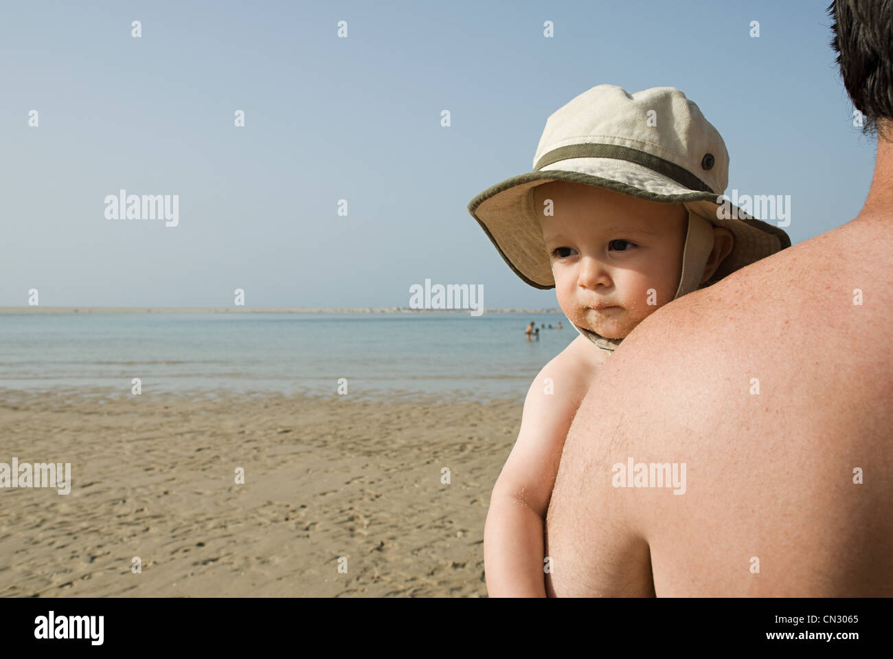 Vater mit Baby Sohn am Strand Stockfoto