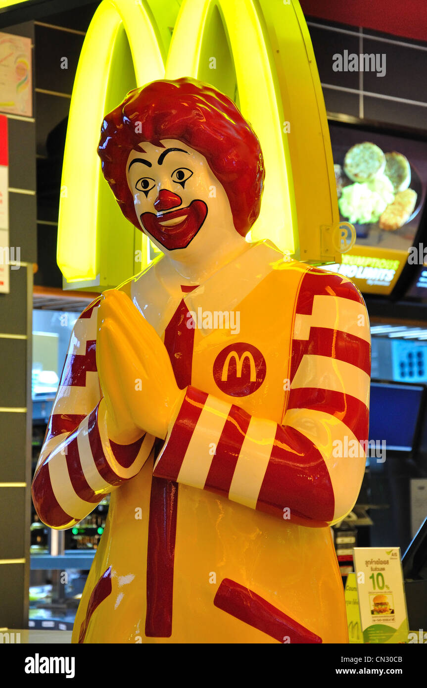 McDonald's-Restaurant im Abflugterminal, Suvarnabhumi International Airport, Bangkok, Provinz Samut Prakan, Thailand Stockfoto