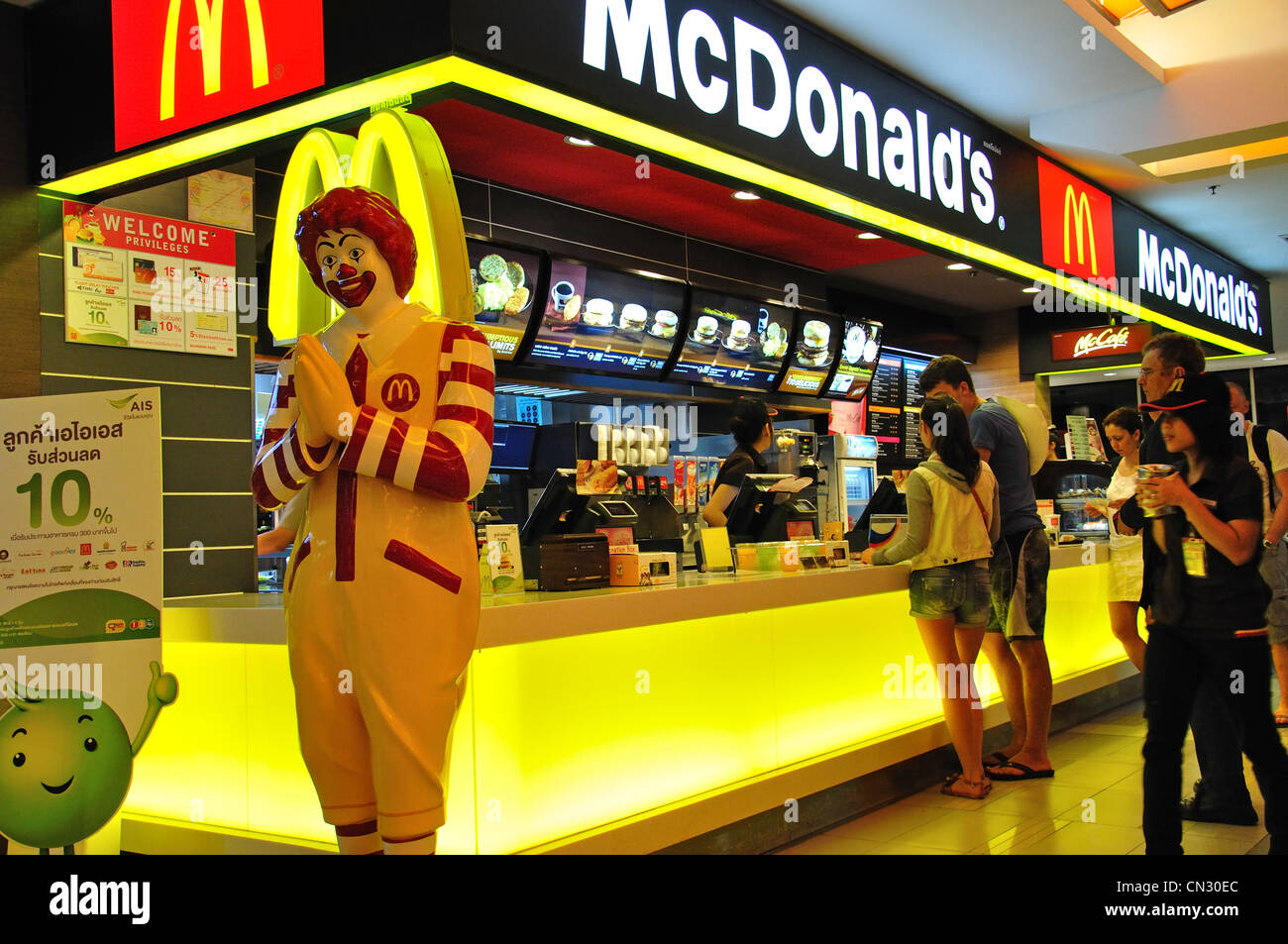 McDonald's-Restaurant im Abflugterminal, Suvarnabhumi International Airport, Bangkok, Provinz Samut Prakan, Thailand Stockfoto