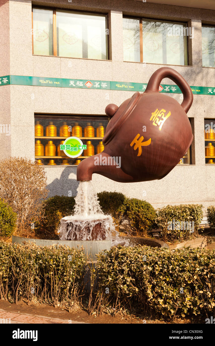 Riesige Teekanne Skulptur vor zehn Fu Tee Shop in Jinyu Hutong, Beijing, China. Stockfoto