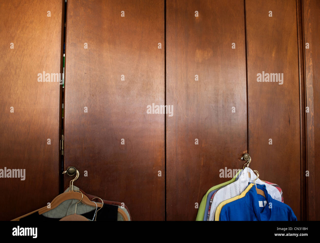 Hemden, die Schranktür hängen Stockfoto