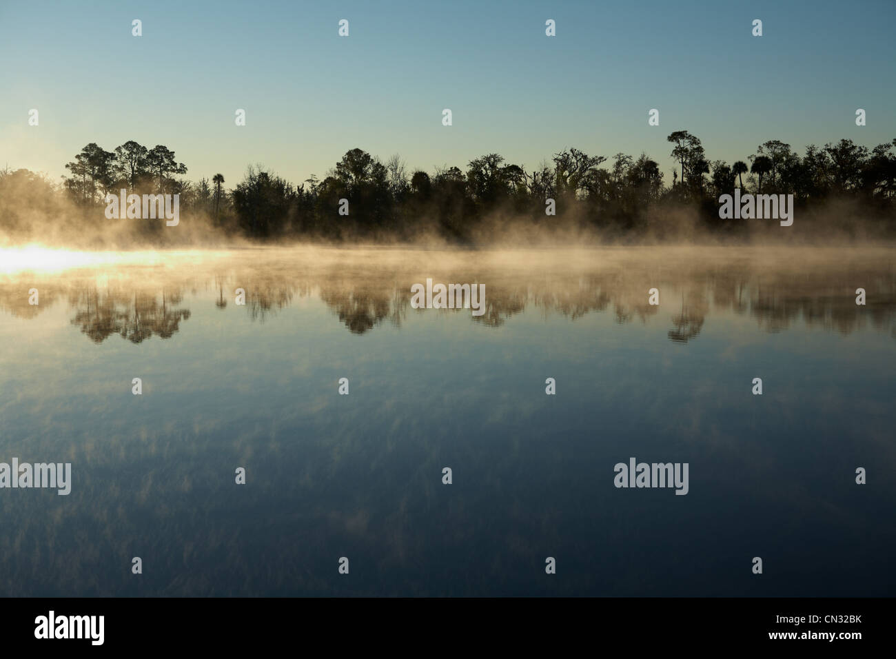 Sonnenaufgang über dem See, Florida, USA Stockfoto