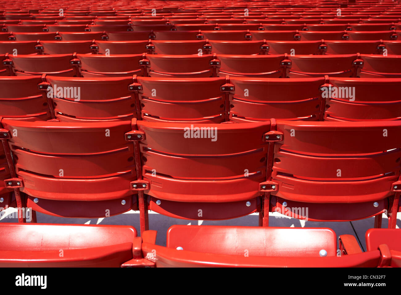 Rot-Stadion Stühle Stockfoto