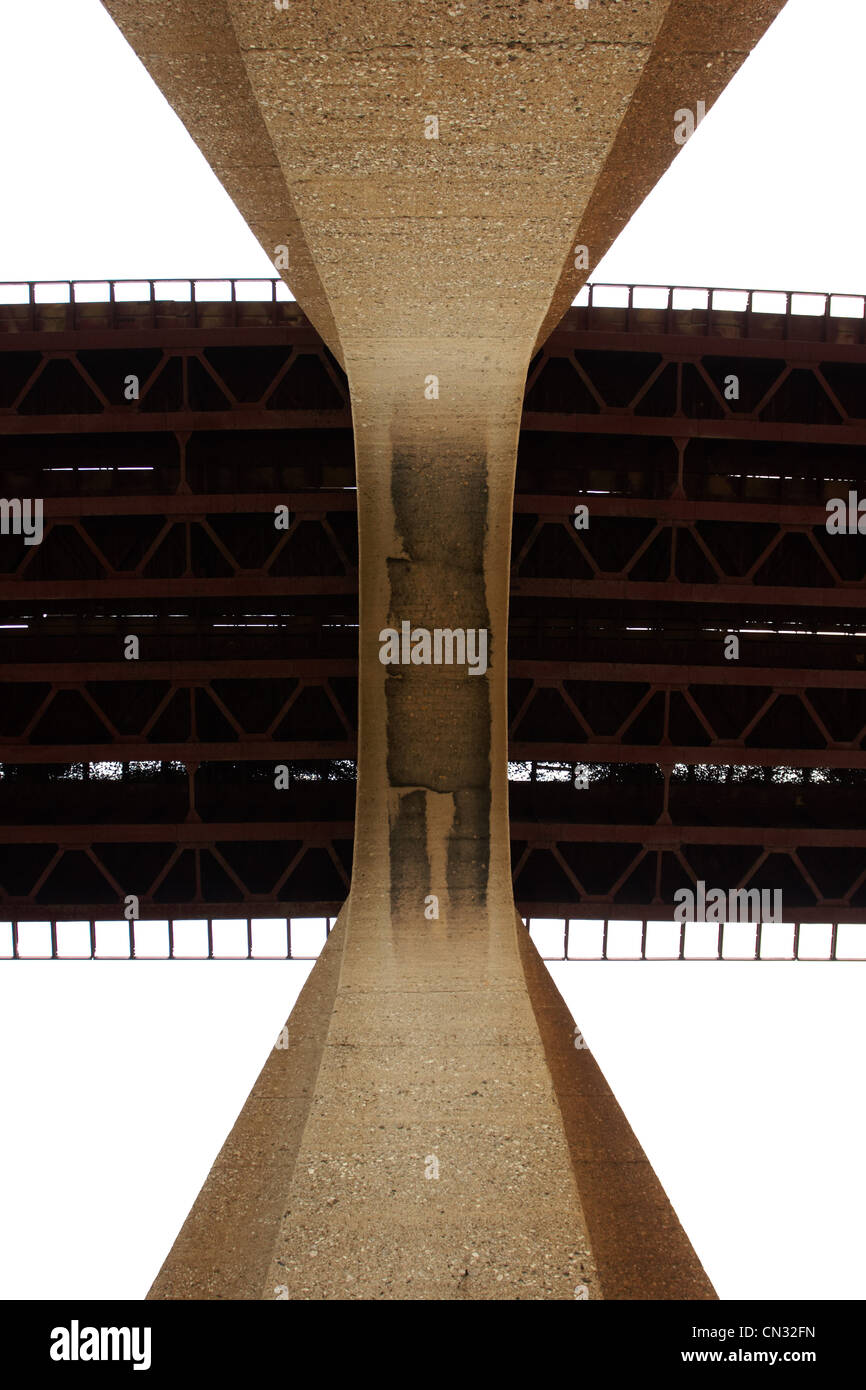 Eisenbahnbrücke von unten Stockfoto