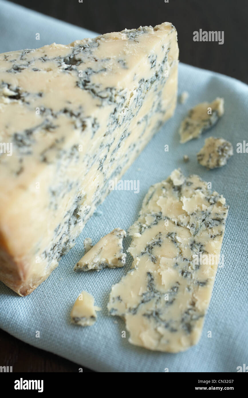Blauschimmelkäse auf blaue Serviette Stockfoto