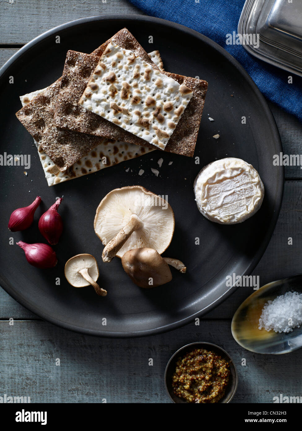 Platte mit Crackern, Pilzen und Ziegenkäse Stockfoto