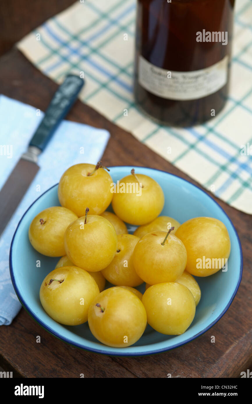 Schüssel mit frischen gelben Kirschtomaten Stockfoto