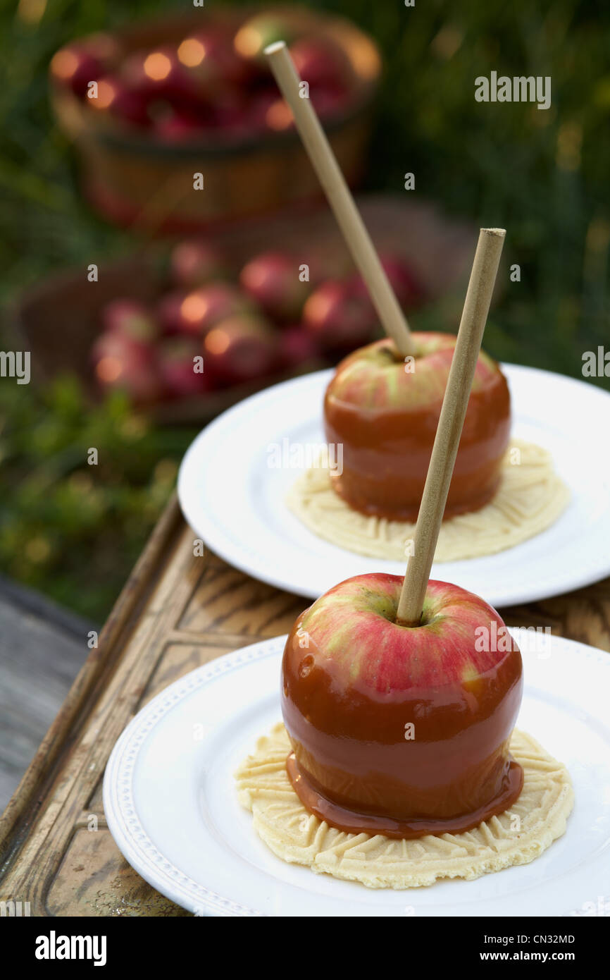 Zwei Toffee Äpfel auf Platten Stockfoto