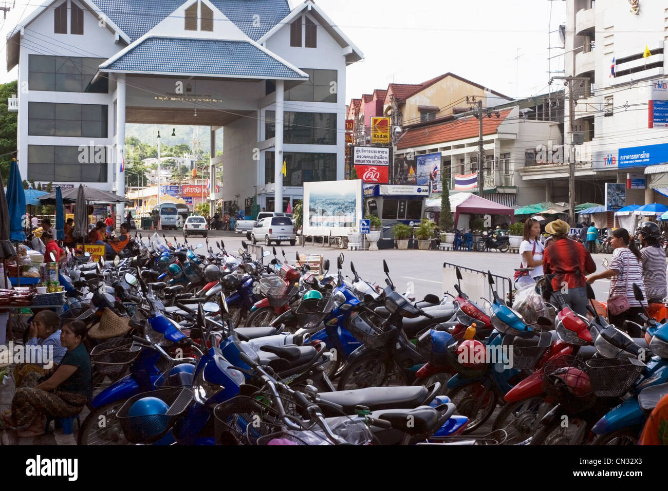 Motorräder parken in der Nähe der internationalen Prüfpunkt Verknüpfung von Birma (Myanmar) und Mae Sai, Thailand (Sae). Stockfoto