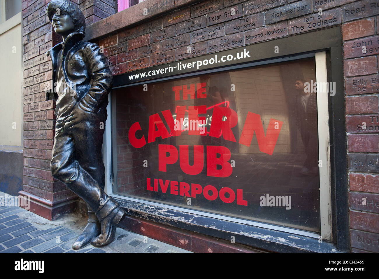 England, Liverpool, Mathew Street, John-Lennon-Statue und Cavern Pub Schild Stockfoto