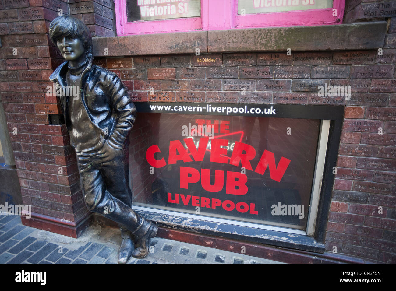 England, Liverpool, Mathew Street, John-Lennon-Statue und Cavern Pub Schild Stockfoto