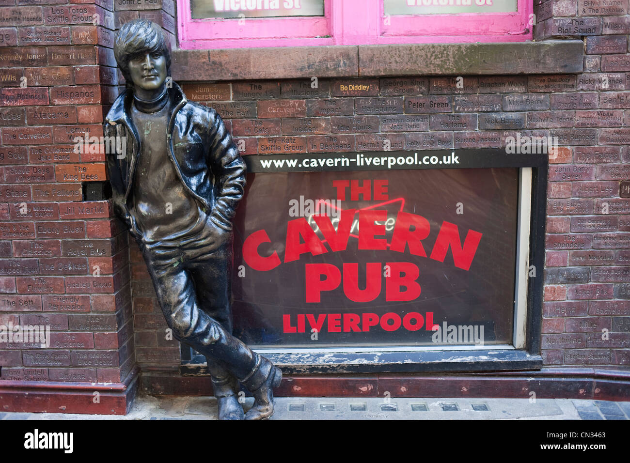 England, Liverpool, Mathew Street, John-Lennon-Statue und Cavern Pub Schild Stockfoto