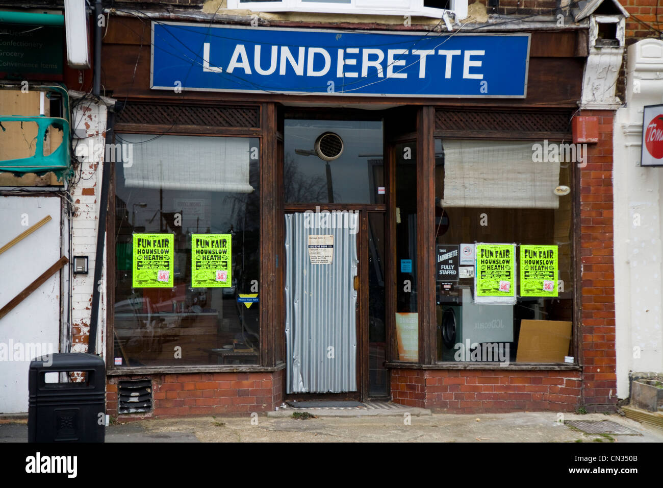 Aufgegeben und mit Brettern vernagelt alt / geschlossene Herunterfahren-up / Fensterläden verfallenen Wäsche / Waschsalon shop in Twickenham. London. VEREINIGTES KÖNIGREICH. Stockfoto