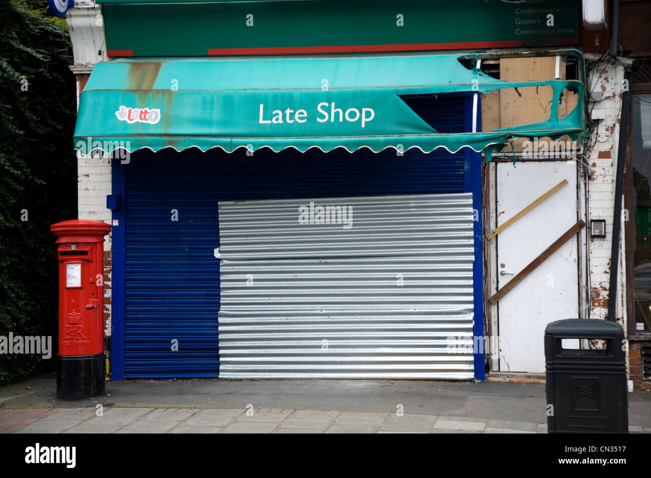 Aufgegeben und mit Brettern vernagelt / geschlossen Herunterfahren-up / verfallene Shop (ehemalige GPO Post Office) in Twickenham. London. VEREINIGTES KÖNIGREICH. Stockfoto