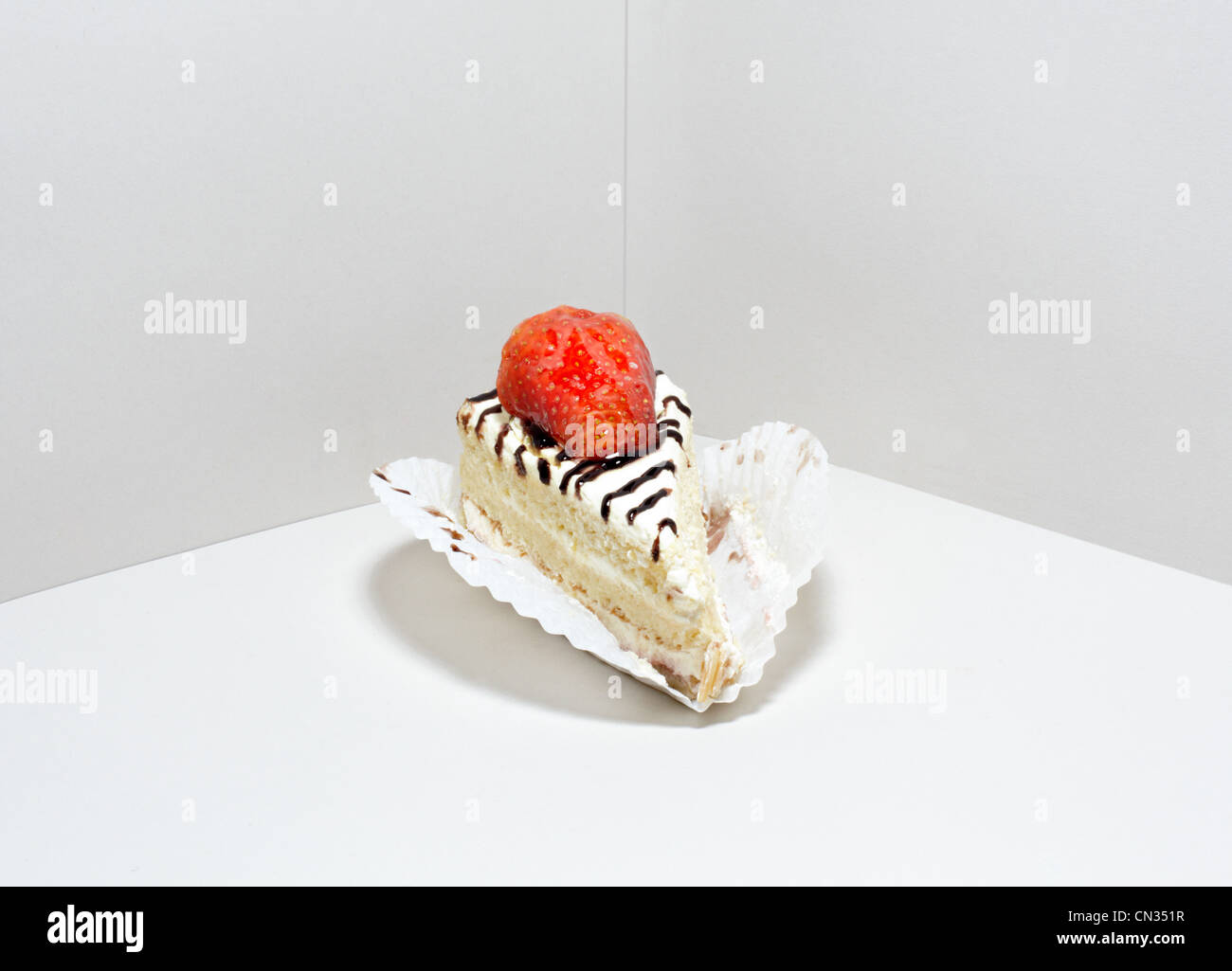 Stück Kuchen mit Erdbeeren Stockfoto