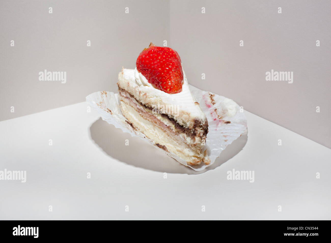 Stück Kuchen mit Erdbeeren Stockfoto