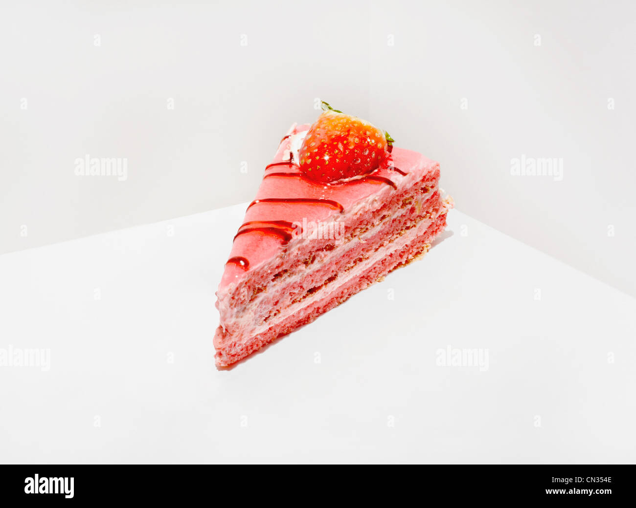 Stück Kuchen mit Erdbeeren Stockfoto