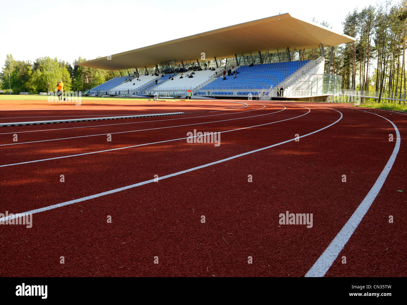 Leichtathletik-Stadion mit Strecke und Fußballplatz Stockfoto