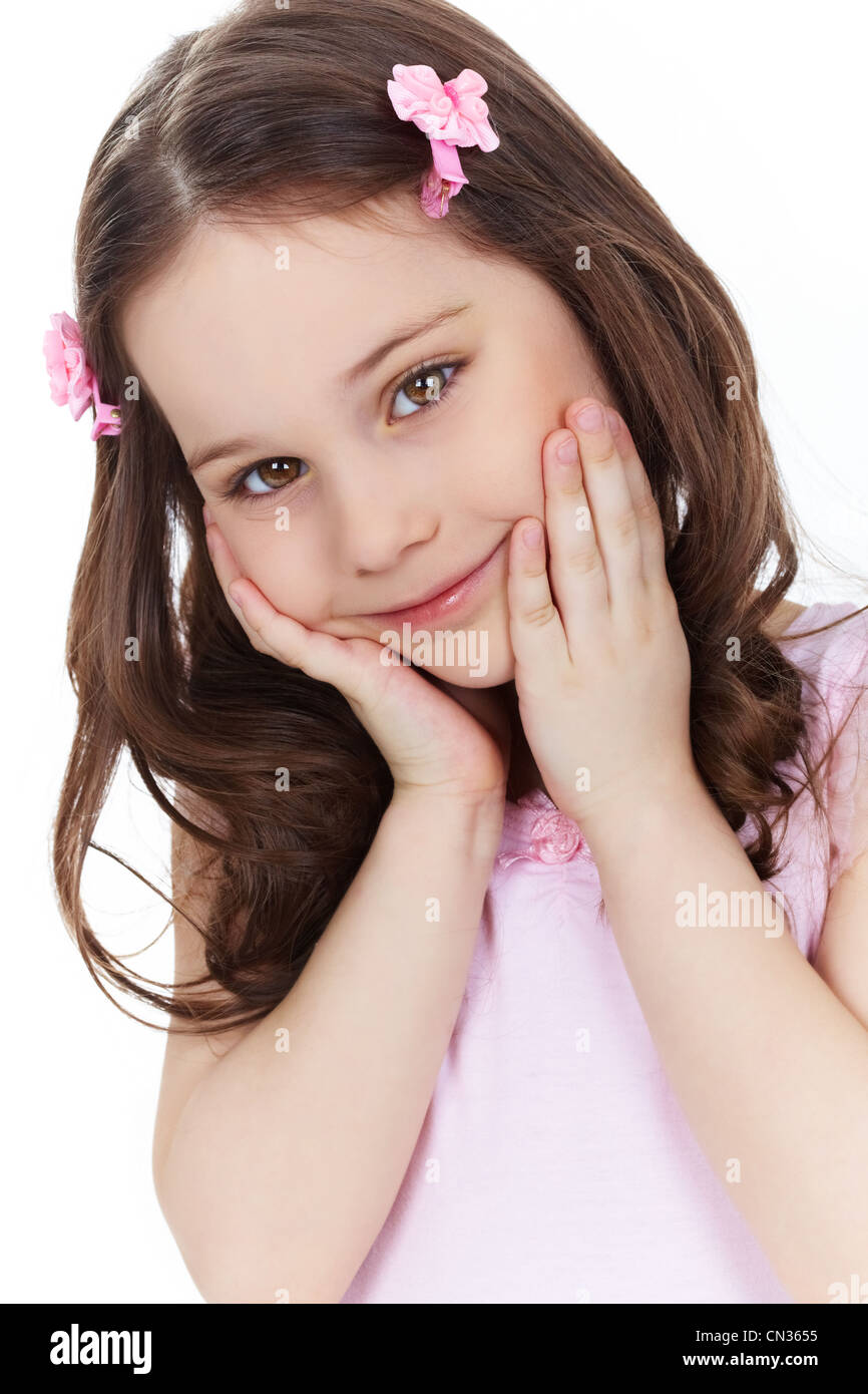 Vertikale Schuss eine niedliche kleine Mädchen Lächeln und posieren vor der Kamera Stockfoto