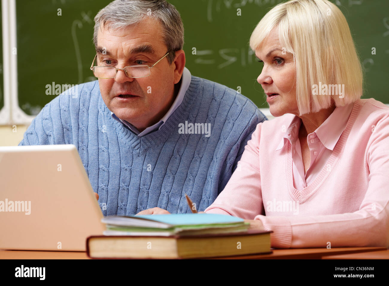 Senior-Studenten mit einem Laptop zusammen für das Studium Stockfoto