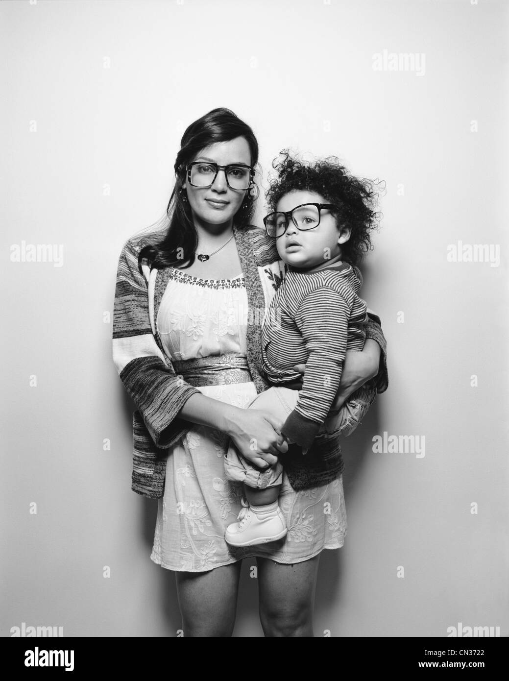 Mutter und Baby Sohn große Brille Stockfoto