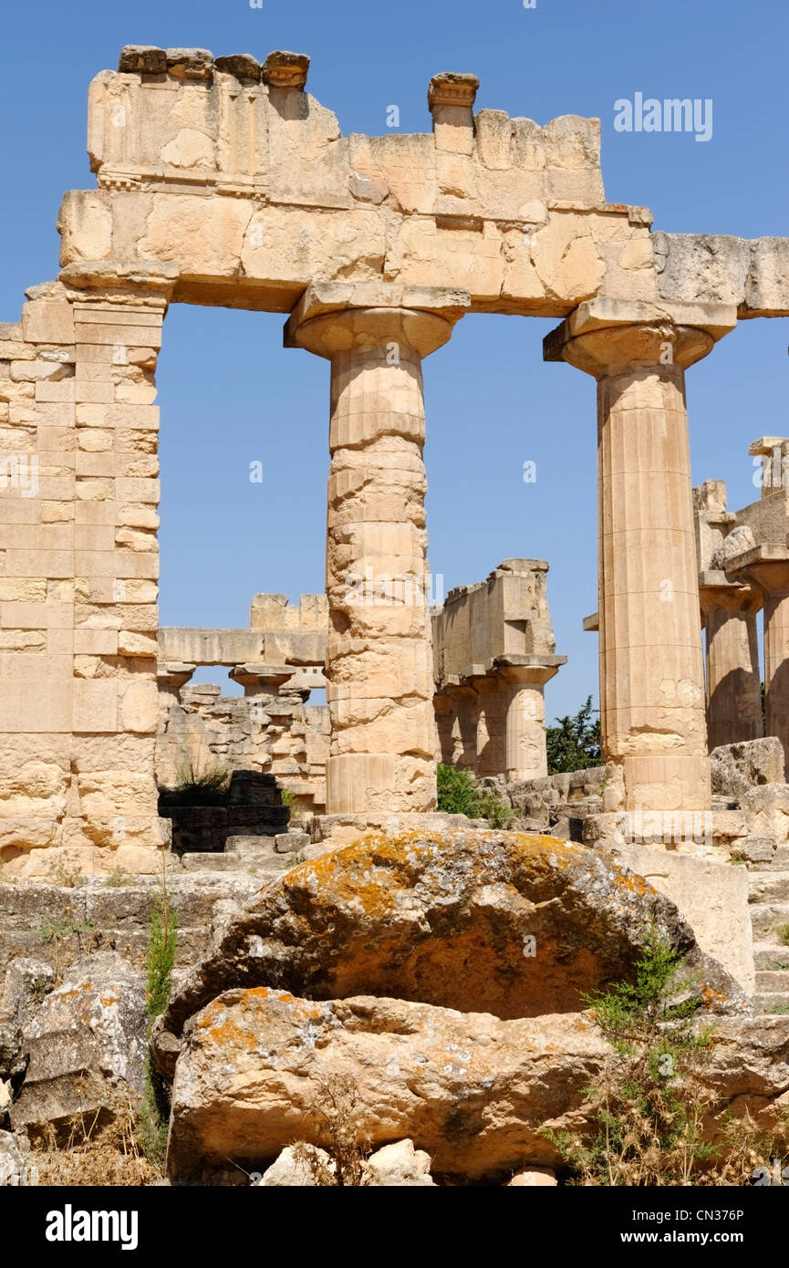 Cyrene. Libyen. Bild von der Vorderseite der Tempel des Zeus, die wie die meisten griechischen Tempel immer Osten konfrontiert. Stockfoto