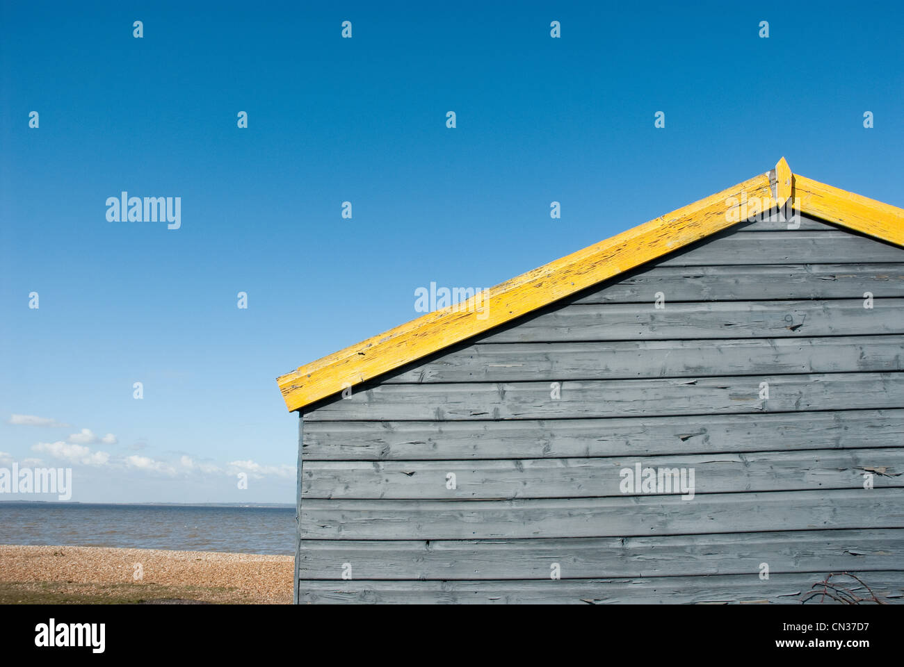 Strand-Hütte und Meer, Whitstable, Kent, England, UK Stockfoto