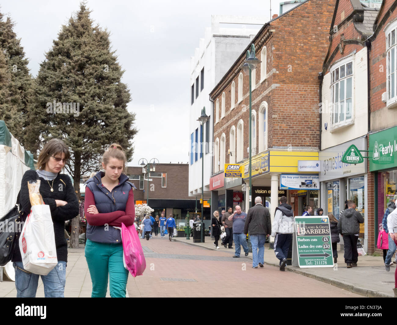 Crewe zu einem Marsch Samstag Fußgängerzone, shopping-Zone und weibliche Shopper Stockfoto