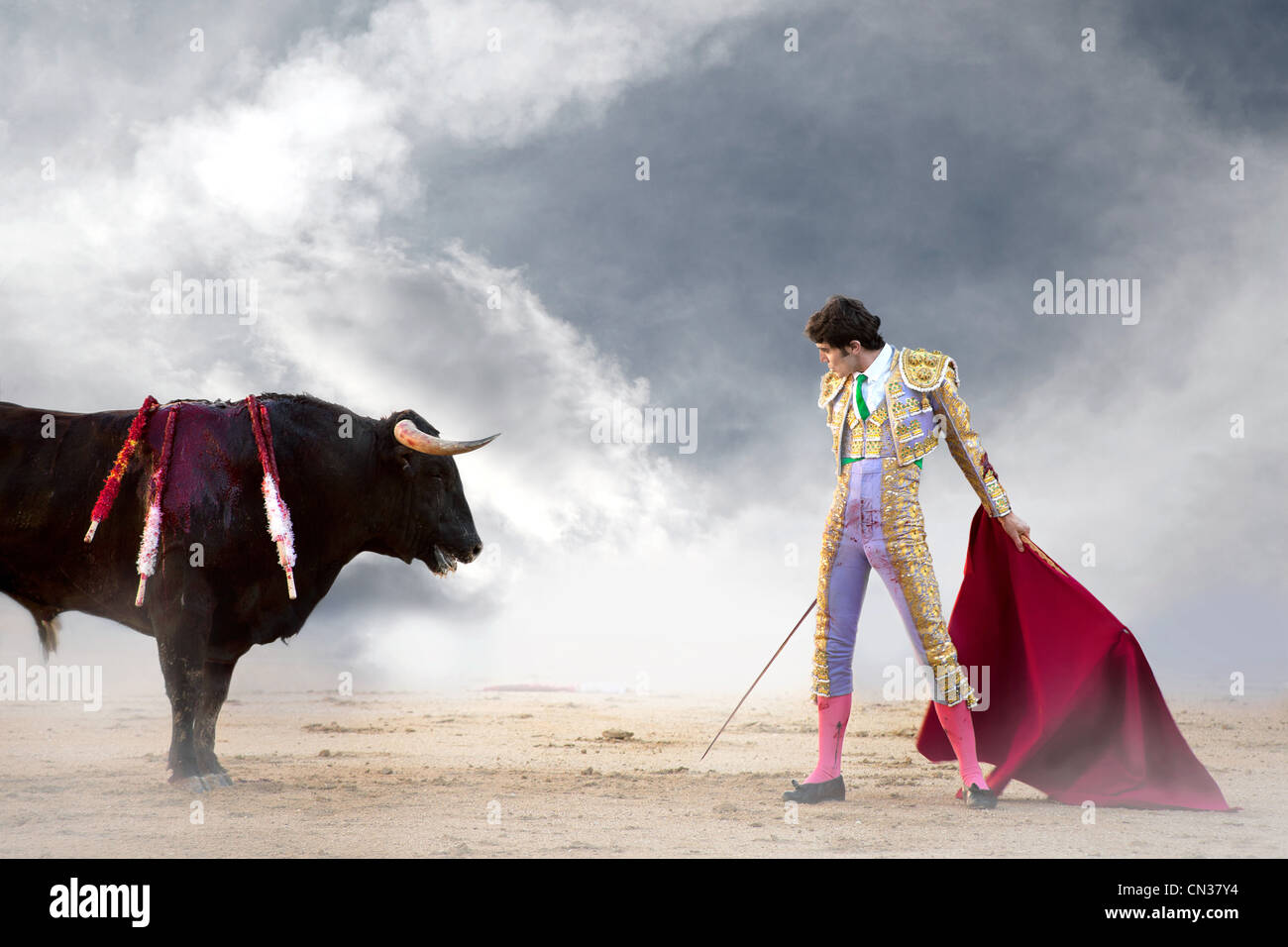 Stierkämpfer halten roten Umhang mit Stier, Stierkampfarena Las Ventas, Madrid Stockfoto