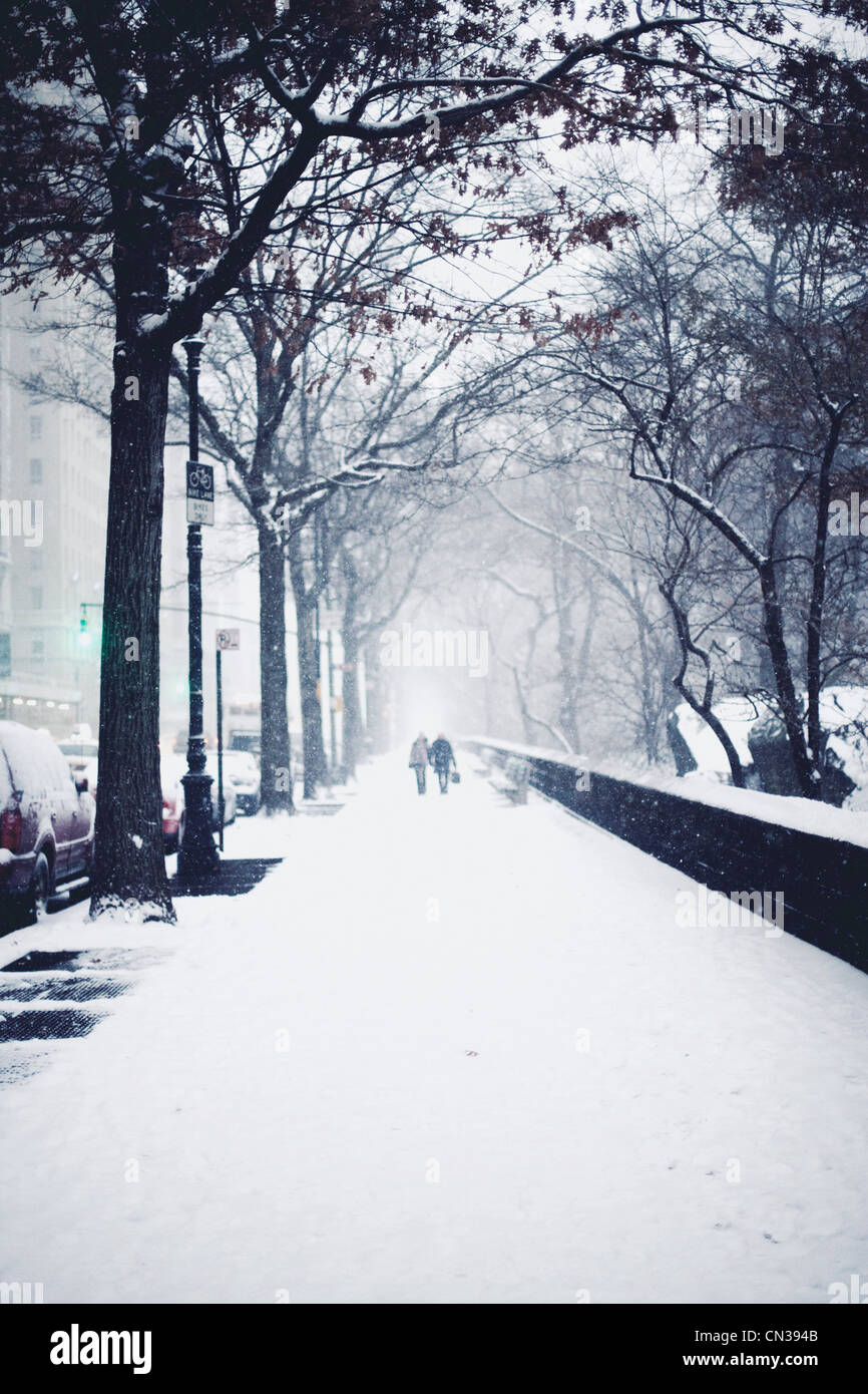 Menschen gehen im Schnee auf der Straße Stockfoto