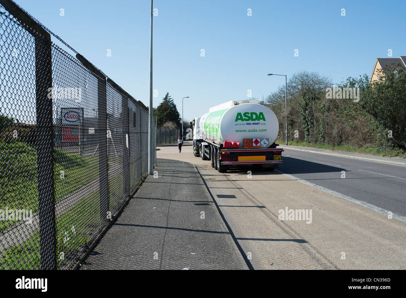 Ein ASDA Kraftstofftanker kehrt in die Esso Brennstoffe Terminal in Purfleet, Essex, während der Bedrohung durch Arbeitskampfmaßnahmen von Fahrern. Stockfoto