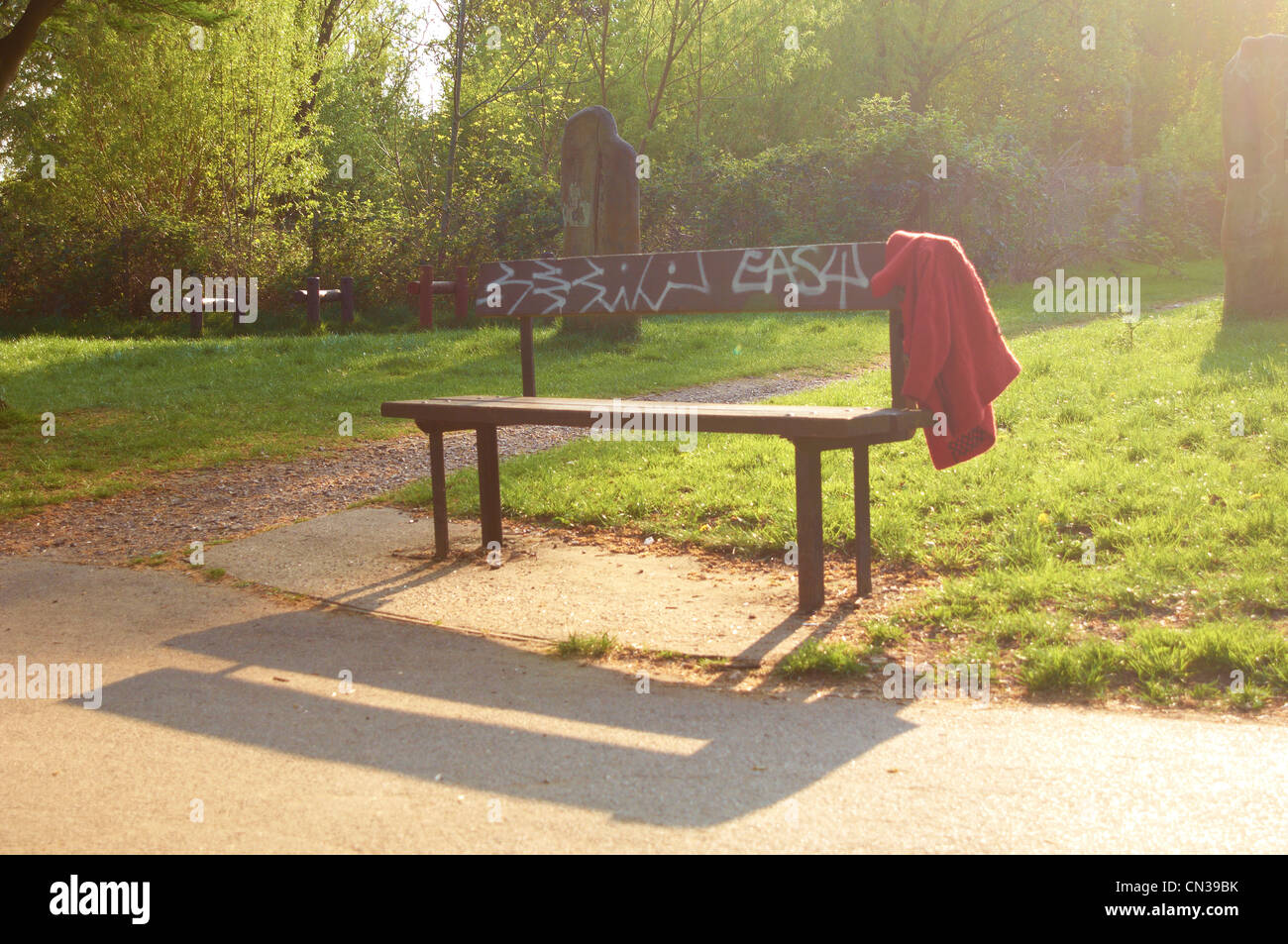Verlorene Jacke Auf Einer Parkbank Stockfotografie Alamy